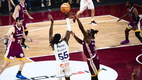El Unicaja arrasa al Hiopos Lleida pero ya no aspira a la tercera plaza