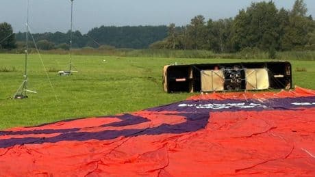 Droomballonvlucht eindigt in drama waarbij dierenartsassistente (66) omkomt: ’Vlucht was een lang gekoesterde wens van haar’
