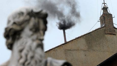 De witte rook in het Vaticaan lijkt een traditie uit oude tijden, maar hoe lang bestaat het eigenlijk echt – en hoe lang nog?