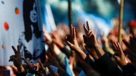 Masiva marcha de apoyo a Cristina Kirchner en Buenos Aires: "Pueden encerrarme pero no a todo el pueblo argentino"