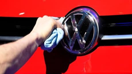 "Cette situation nous coûte plusieurs milliards d'euros": Volkswagen déplore une "position de sandwich" entre les États-Unis et la Chine