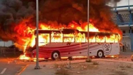 Gravísimos disturbios: autocar del equipo incendiado, árbitro herido y "fuego real" de la policía