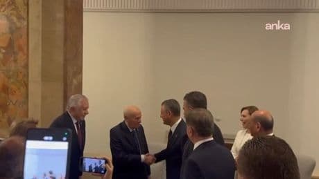 Özgür Özel, Meclis kulisinde Devlet Bahçeli ile görüştü