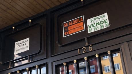 ¿Te pueden desalojar si venden tu piso en alquiler? Esto dice la ley