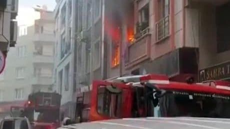 Zeytinburnu'nda 3 katlı binada yangın! Balkondan atlayan çocuk yaralandı