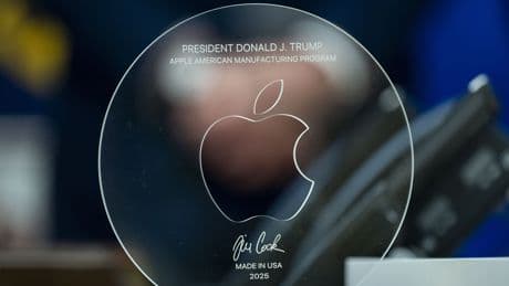 Tim Cook le regala a Donald Trump una placa de oro de 24 quilates