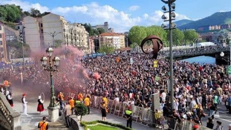 Las imágenes del recibimiento a los jugadores del Bilbao Basket