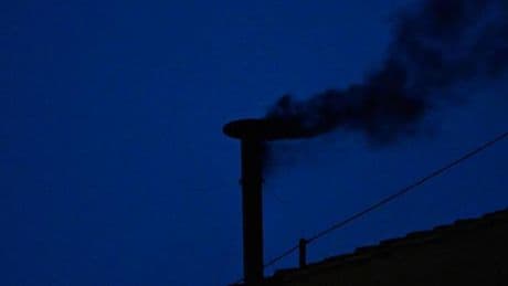 Fumée noire au Vatican au premier jour du conclave, pas de nouveau pape élu