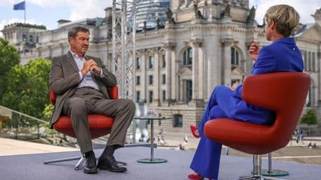 Berliner Regierungsviertel: Rechte Protestierer versuchen, Interview mit Markus Söder zu stören