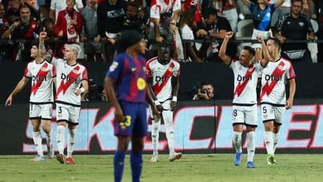 El Barça salva un polémico punto en Vallecas