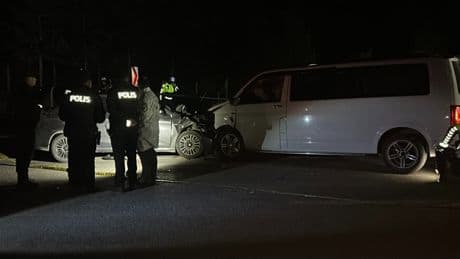 Sivas'ta ters yöne giren minibüs ile otomobil çarpıştı: 1 ölü, 8 yaralı