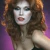 De tragiek van discodiva Amanda Lear is dat haar leugen, ook al is die ingehaald door de tijdgeest, volgehouden móét worden