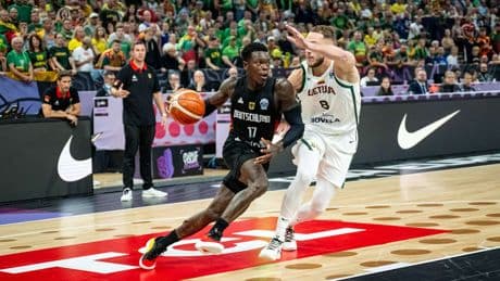 Basketball-Star überrascht Fußballer - Schröder feiert Drittliga-Torjubel