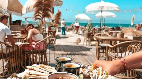 Eten in Ibiza-stijl bij Tulum: rustig bijpraten een uitdaging maar de keuken maakt veel goed