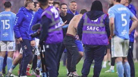 Frank Lampard furious as taunting pitch invader tries to take selfie after Coventry play-off defeat