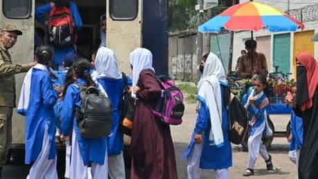 Au Pakistan, quatre enfants tués et trente autres blessés dans un attentat-suicide contre un bus scolaire