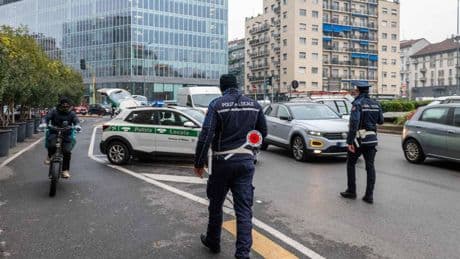 Si filma durante un inseguimento con i vigili, tunisino in manette