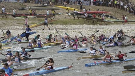 Decenas de miles de personas se dan cita en la 'Fiesta de las Piraguas' para el tradicional descenso del Sella