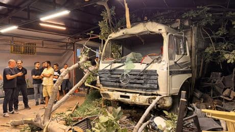 Hatay'da kamyon restoranın bahçesine düştü: 2 yaralı