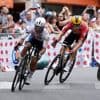 Live Tour | Kopgroep en peloton maken zich op voor laatste klim én regen