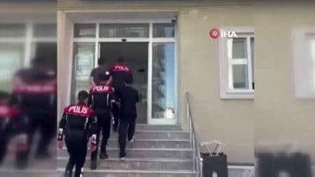 İki kişiye etek giydirip video çeken şahıslar yakalandı