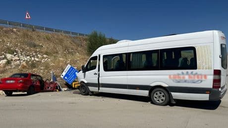 Çorum'da otomobil ile yolcu minibüsü çarpıştı! Çok sayıda yaralı var