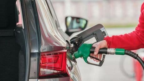 L?instabilità globale premia energetici, difesa e banche. Petrolio giù ma la benzina sale