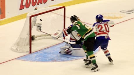Sam O’Reilly tips the London Knights past the Moncton Wildcats in overtime in their first game at the 2025 Memorial Cup