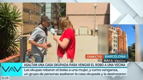 Tensión entre un vecino y una reportera de &#039;Vamos a ver&#039; tras el desalojo de una vivienda okupada