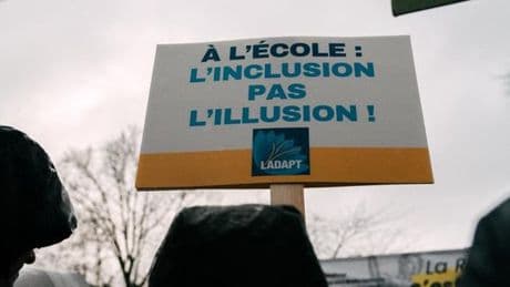 Ecole inclusive : l’Assemblée nationale adopte de timides mesures de suivi et généralise les pôles d’appui à la scolarité
