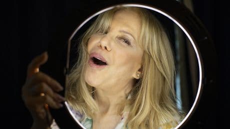Cecilia Roth: "Trump y Milei se creen Superman y sólo son señores inseguros que viven de los misóginos"