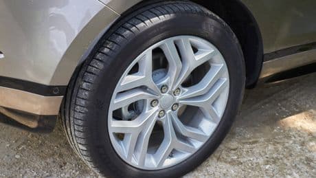 ADAC zeigt "ernüchternde" Ergebnisse: Diese Reifen sind bei Nässe eine Unfallgefahr