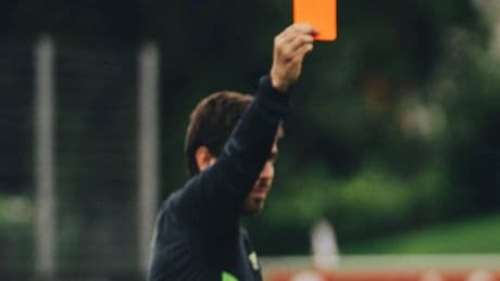Var, l'arbitro potrà "spiegare" agli spettatori,  ma non ai media