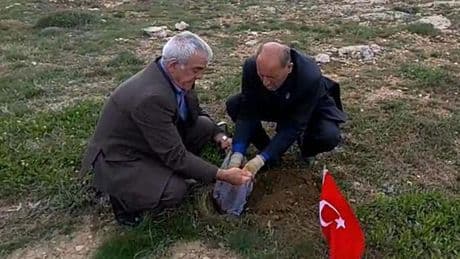 Şehit olan dedesinin vasiyetini öğrenince araştırmaya koyuldu... 104 yıl sonra vefa borcunu yerine getirdi