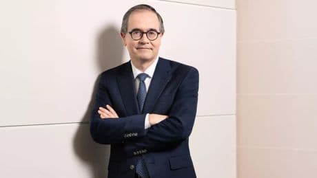 El nuevo CEO de Renault se queja del sobrecoste que supone el exceso de regulación