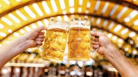 Neue Bierpreise für Wiesn 2025 stehen fest: So viel kosten Maß Bier, halbes Hendl & Co.