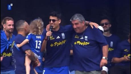 El show de Colombatto: de celebrar el ascenso completamente solo en un fuente al "hoy hacemos otro hijo"