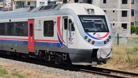 Yolcu treni çarptı; feci şekilde can verdi