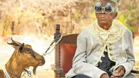 Una 'influencer' de 85 años en una aldea perdida de Zambia