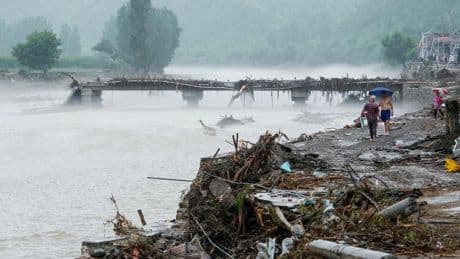 Más de 30 muertos en Pekín y 80.000 personas evacuadas por fuertes lluvias e inundaciones