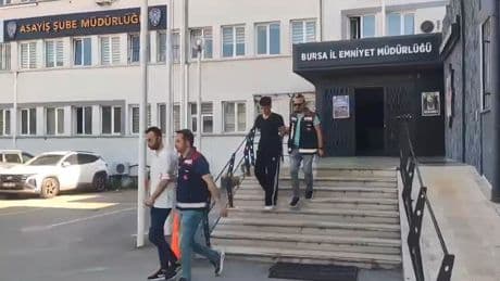 Kendilerini kamu görevlisi olarak tanıtan dolandırıcılar yaşlı kadını 700 bin TL dolandırdı