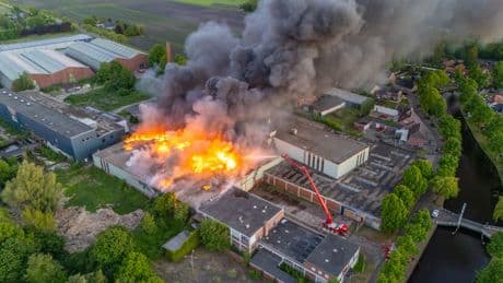 Grote brand bij vezelhennepbedrijf in Oude Pekela