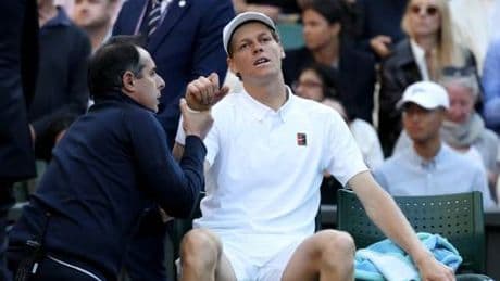 Sinner, senza staff e infortunato a Wimbledon: salta l'allenamento del pomeriggio