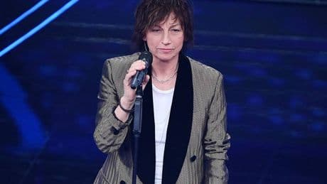 Incidente sul palco per Gianna Nannini: come si è rotta il braccio