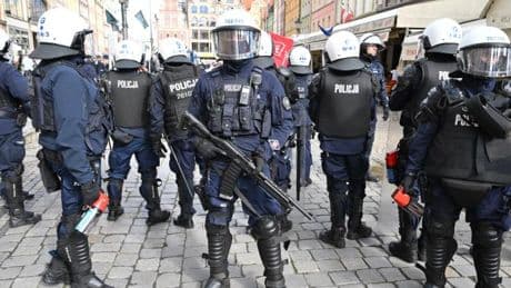 Fan-Krawalle in Breslau – Polizei setzt Blendgranaten und Wasserwerfer ein