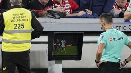 El nuevo VAR que llega este año al fútbol español: solo dos revisiones y sin árbitros en una sala externa