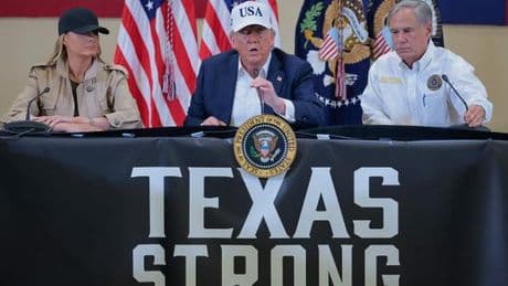 Sur le site des inondations au Texas, Trump défend la réponse des autorités