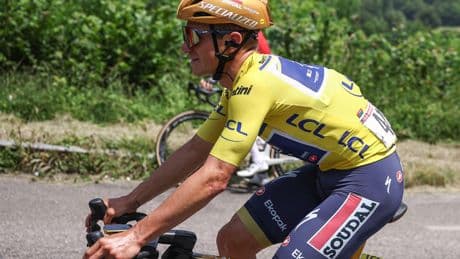 VIDEO De valpartij van Remco Evenepoel: Belg houdt op miraculeuze wijze amper schade over aan harde crash