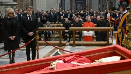 Vatikan: 250.000 Menschen nahmen am Sarg Abschied von Papst Franziskus