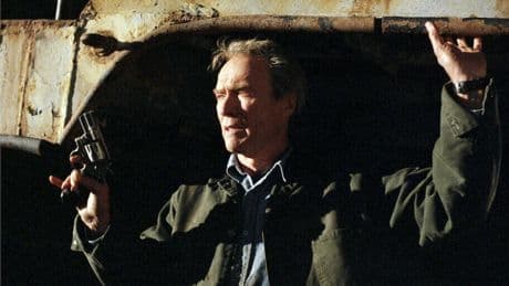 Clint Eastwood dirigió esta olvidada película policíaca sobre "el asesino del código": ahora la puedes rescatar en Netflix